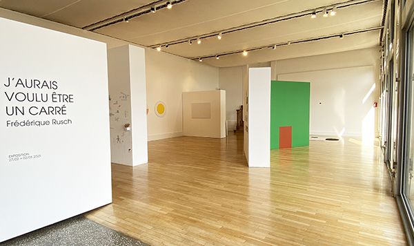 Galerie le Préau exposition J'aurais voulu être un carré de Frédérique Rusch mai 2025
